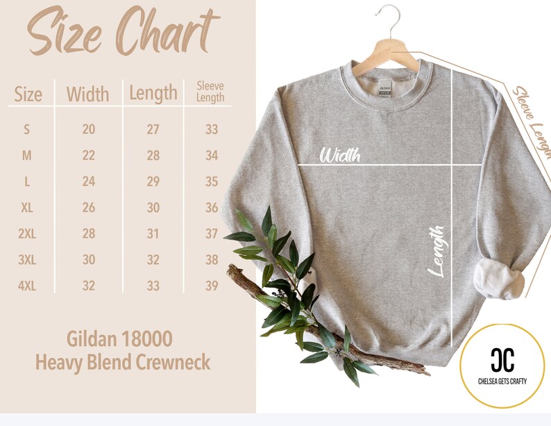 Puede incluir: Una sudadera Gildan 18000 Heavy Blend Crewneck gris claro cuelga de una percha de madera. La imagen incluye una tabla de tallas con medidas en cm para ancho, largo y largo de manga. El texto "Size Chart" est&aacute; en la parte superior.