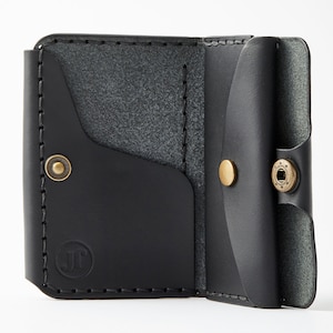 Cartera fabricada en piel auténtica con compartimentos para monedas, tarjetas y billetes, personalizable con iniciales