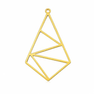 Könnte beinhalten: Ein goldfarbener Metallanhänger mit einem geometrischen, offenen Rahmendesign in Form einer länglichen Raute oder eines Drachens. Das Innere ist durch dünne Metalllinien in mehrere dreieckige und trapezförmige Abschnitte unterteilt, mit einer kleinen runden Öse an der Spitze.
