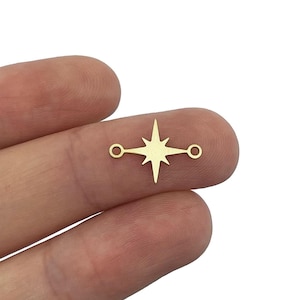Pode incluir: Encanto de metal dourado com um design de estrela em forma de estrela e dois anéis de salto. O encanto é projetado para ser usado como um conector para a fabricação de joias.