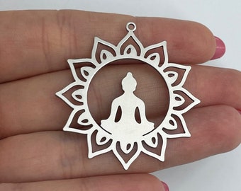 Encanto de Buda de acero inoxidable, Buda con colgante de dije de flor, dijes de yoga, dije de meditación, dijes de collar de hallazgos de pendientes 40x43x0.8mm
