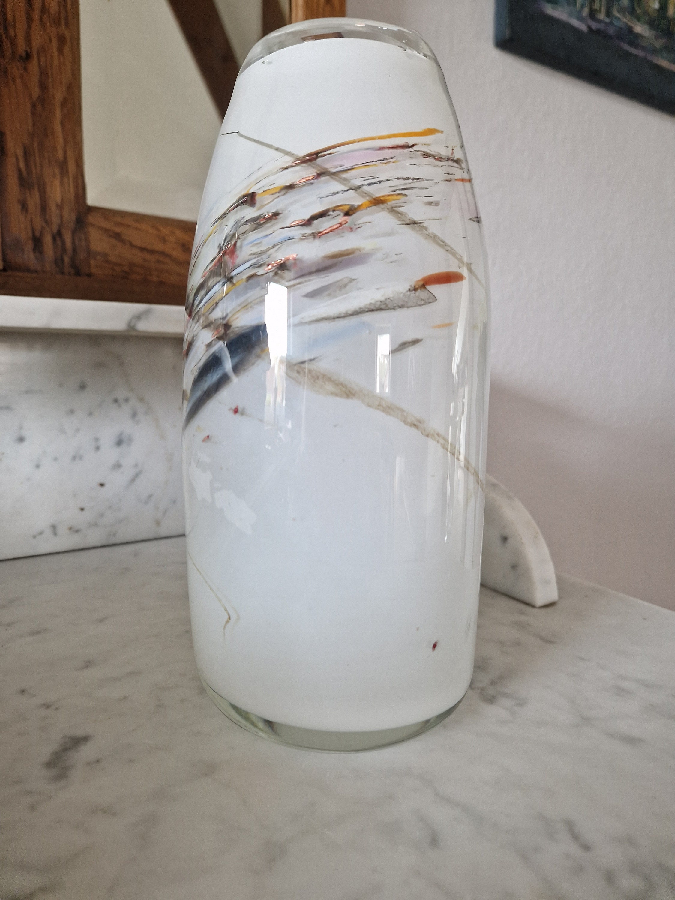 Vase en verre d'art soufflé à la main de forme organique torsadé verte En vente sur