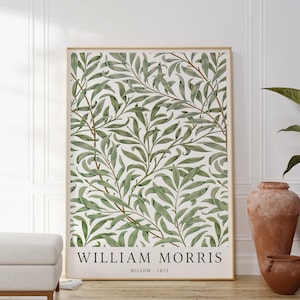 Può includere: Una stampa incorniciata di un'illustrazione botanica vintage di rami di salice con foglie verdi su uno sfondo bianco. La stampa ha il testo "William Morris" e "Willow - 1872" in basso.