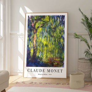 Puede incluir: Una impresión enmarcada de una pintura de Claude Monet titulada "Weeping Willow - 1919". La pintura representa un sauce llorón con hojas verdes y amarillas sobre un fondo azul.