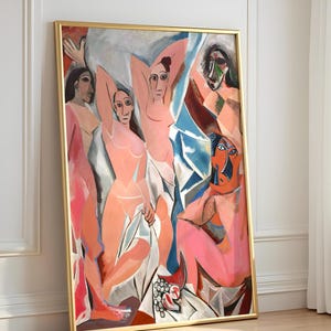 Peut inclure: Une impression d'art verticale encadrée représentant une peinture de style cubiste avec cinq silhouettes dans des tons de rose, bleu et blanc. La composition inclut des formes humaines abstraites, des tissus drapés et un bol de fruits.
