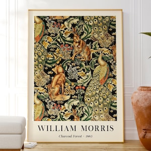 Peut inclure: Une affiche murale rectangulaire dans un cadre dor&eacute; pr&eacute;sentant le motif William Morris Charcoal Forest 1885. Le design affiche un fond noir avec des illustrations complexes de paons, d'un renard et de lapins entour&eacute;s de feuillage vert.