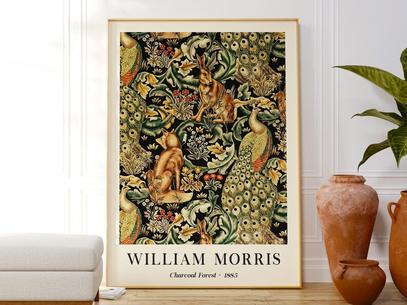 Peut inclure: Une affiche murale rectangulaire dans un cadre dor&eacute; pr&eacute;sentant le motif William Morris Charcoal Forest 1885. Le design affiche un fond noir avec des illustrations complexes de paons, d'un renard et de lapins entour&eacute;s de feuillage vert.
