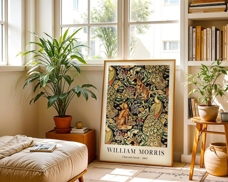 Peut inclure: Une impression d'art encadr&eacute;e rectangulaire pr&eacute;sentant le motif William Morris Charcoal Forest 1885. L'image affiche un motif dense de paons, de lapins et de renards au milieu d'un feuillage vert complexe et de motifs floraux sur fond noir.