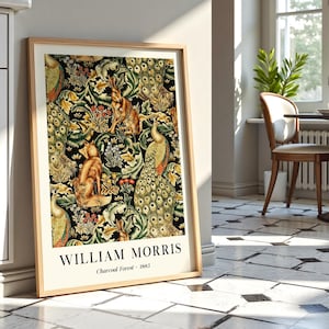 Peut inclure: Une impression rectangulaire encadr&eacute;e pr&eacute;sentant le motif Charcoal Forest 1885 de William Morris. L'&oelig;uvre affiche un fond noir avec un feuillage vert complexe, des paons dor&eacute;s, un renard et un li&egrave;vre. Le texte William Morris Charcoal Forest 1885 est imprim&eacute; en noir en bas.