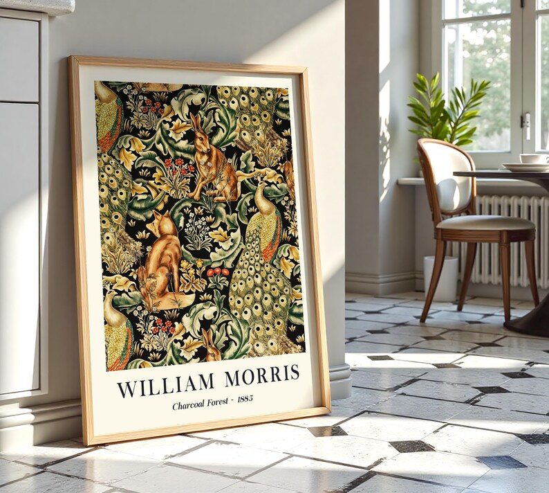Peut inclure: Une impression rectangulaire encadr&eacute;e pr&eacute;sentant le motif Charcoal Forest 1885 de William Morris. L'&oelig;uvre affiche un fond noir avec un feuillage vert complexe, des paons dor&eacute;s, un renard et un li&egrave;vre. Le texte William Morris Charcoal Forest 1885 est imprim&eacute; en noir en bas.