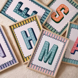 Pôster com letras iniciais coloridas, estampa inicial moderna e divertida, arte de parede personalizada para crianças e adolescentes, decoração de quarto de bebê, presente para ela