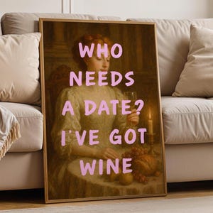 Pode incluir: Impressão artística emoldurada com uma pintura vintage de uma mulher com uma taça de vinho. O texto rosa "WHO NEEDS A DATE? I'VE GOT WINE" está sobreposto. Uma vela e frutas estão sobre a mesa.
