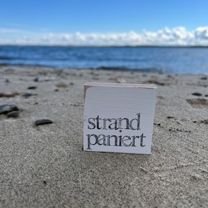 Holzschild mit Spruch - strandpaniert -glücklichsein-Mini Textplatte-kleine Aufmerksamkeit-positive Vibes-nachhaltiges Produkt-Unikat