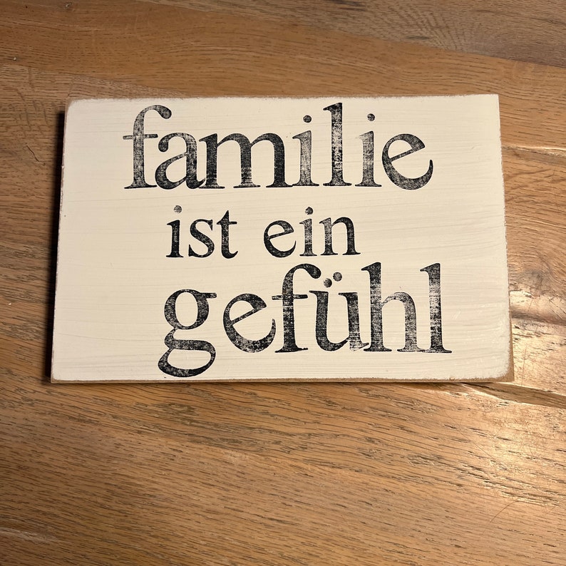 Holzschild mit Spruch Familie ist ein Gefühl Eine liebevolle Botschaft