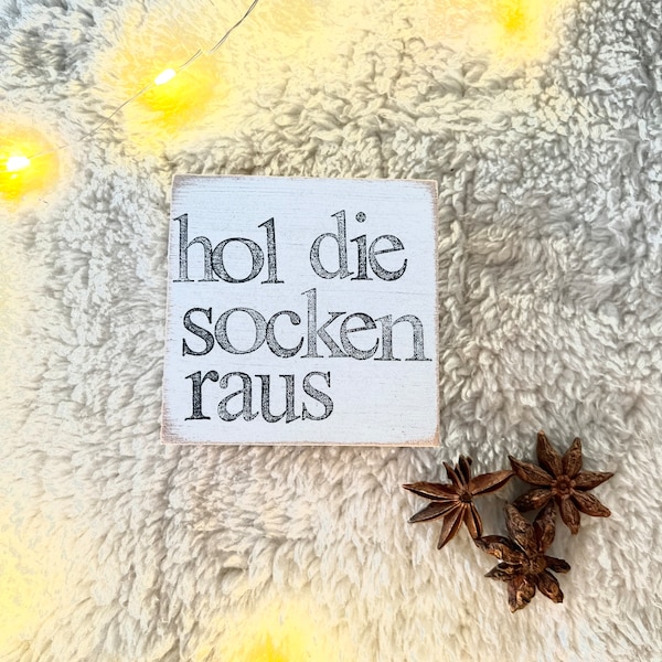 Einzigartiges Holzschild mit Spruch-hol die Socken-Perfekt für die Weihnachtsdeko-kleines Mitbringsel-nachhaltige Dekoration-fair gehandelt