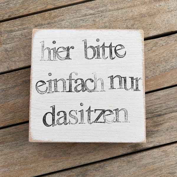 Einzigartige Holzschild mit Spruch-hier bitte einfach nur dasitzen-Holzbild-Spruchschild-Holzblock- Spruchplatte-Kleines Mitbringsel-Unikat