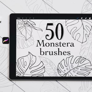 Könnte beinhalten: Ein schwarzes Tablet zeigt den Text "50 Monstera brushes" mit Illustrationen von Monstera-Blättern. Ein weißer Stift und das Procreate App-Symbol sind zu sehen. Der Hintergrund ist eine weiße Oberfläche mit einem Monstera-Blattmuster.
