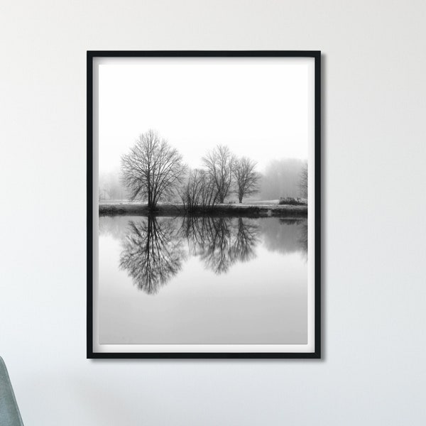 See mit kahlen Bäumen Schwarzweiß druckbare Wandkunst See Spiegelung Minimalistisches Foto Nordische Landschaft Druck Monochrome Natur Poster