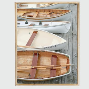 Ruwe boten kustfoto afdrukbare nautische visserij zee print houten boot dok neutrale poster strandhuis muur kunst cadeau voor visser