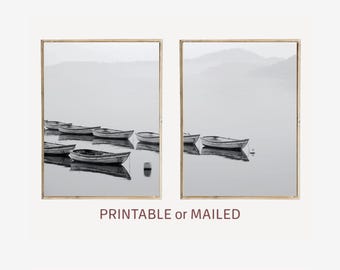 Boote im See schwarz weiß Minimalist Diptychon Wand Kunst druckbar oder per Mail verschickt, Water Reflection Modern Print Set von 2, Nature Nordic Photo