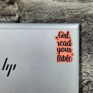 Spersonalizowana naklejka „Dziewczyna czyta twoją Biblię”, naklejka do czytania Biblii, etykieta przypominająca o czytaniu, spersonalizowana naklejka chrześcijańska, spersonalizowana naklejka katolicka