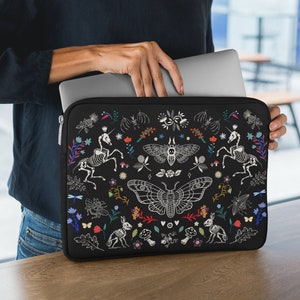 WITCHY FOREST Laptop Hülle, WHIMSIGOTH Gepolsterte Laptop Tasche, Tierskelette & Wildblumen iPad Tablet Hülle, Witchcore Reisetasche