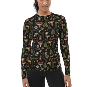 WOODLAND TREASURES Long Sleeved Athletic Shirt with Mushrooms Snail Moth Daisy Fern Raspberry, Botanical Rash Guard for Outdoor Activities