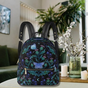 MAGISCHER blauer Motten- und Distel-Rucksack, mystischer Mottenrucksack, florale Butterfy-Tasche, Fairycore-Rucksack aus veganem Leder, Dark Cottagecore