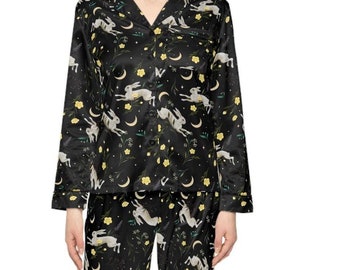 Ensemble de pyjama en satin SPRING RABBITS, chemise à manches longues et pantalon en cottagecore foncé, vêtements de détente soyeux, vêtements de nuit avec des lapins de Pâques, vêtements de nuit élégants