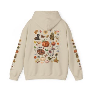 Sudadera con capucha COZY AUTUMN con estampado en la parte delantera y trasera de las mangas, sudadera de otoño COTTAGECORE con calabaza, hojas de otoño, búho, zorro, setas y bayas Sand