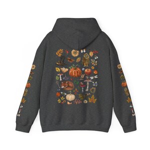 Sudadera con capucha COZY AUTUMN con estampado en la parte delantera y trasera de las mangas, sudadera de otoño COTTAGECORE con calabaza, hojas de otoño, búho, zorro, setas y bayas Dark Heather