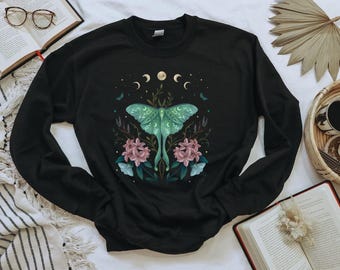 Felpa con stampa "LUNA MOTH & RHODODENDRON" di Episodic Drawing, camicia con farfalle floreali, maglione con falena verde, abbigliamento mistico, maglione Cottagecore
