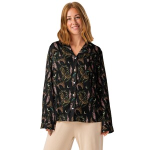 Op de afbeelding: Zwart overhemd met een botanische print met motten, bloemen en halve manen. Het shirt met lange mouwen heeft een V-hals en wordt gecombineerd met een beige broek. De print bevat tinten groen, roze en bruin.