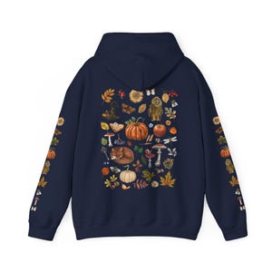 Sudadera con capucha COZY AUTUMN con estampado en la parte delantera y trasera de las mangas, sudadera de otoño COTTAGECORE con calabaza, hojas de otoño, búho, zorro, setas y bayas Navy