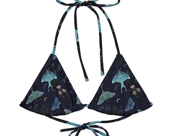Op de afbeelding: Een donkerblauwe driehoekige bikini-top met een print van blauwe motten en bloemen. De top heeft verstelbare bandjes en knoopt aan de achterkant.