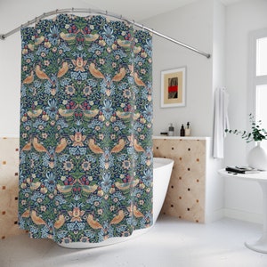 Puede incluir: Una cortina de ducha azul con un patr&oacute;n floral y de p&aacute;jaros. El patr&oacute;n presenta p&aacute;jaros, flores y hojas estilizados en tonos naranja, amarillo, verde y rosa.