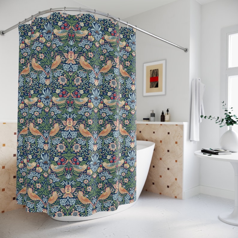Puede incluir: Una cortina de ducha azul con un patr&oacute;n floral y de p&aacute;jaros. El patr&oacute;n presenta p&aacute;jaros, flores y hojas estilizados en tonos naranja, amarillo, verde y rosa.
