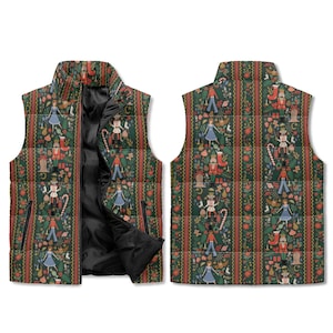 Può includere: Un gilet trapuntato con un motivo festivo con schiaccianoci, ballerini e bastoncini di zucchero su sfondo verde scuro. Il gilet ha un collo alto e un interno nero. Il disegno è ripetuto sul davanti e sul retro.