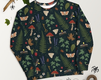 Sudadera reciclada WOODLAND TREASURES con estampado integral, con helechos, hongos, ranas, polillas y flores silvestres, estilo botánico cottagecore.