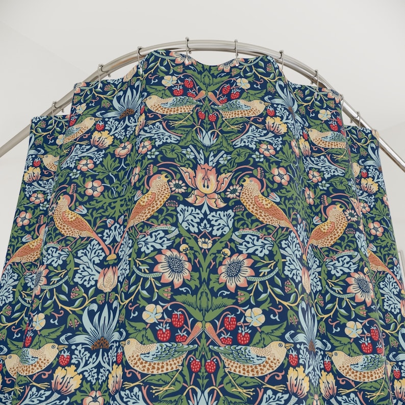 Puede incluir: Una cortina de ducha con un patr&oacute;n repetitivo de p&aacute;jaros estilizados, flores y hojas. El patr&oacute;n es en tonos de azul, verde, rojo y amarillo sobre un fondo azul oscuro.