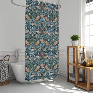 Puede incluir: Una cortina de ducha azul con un patr&oacute;n floral y de p&aacute;jaros. El patr&oacute;n presenta p&aacute;jaros, flores y hojas estilizados en tonos de azul, verde, rojo y amarillo.