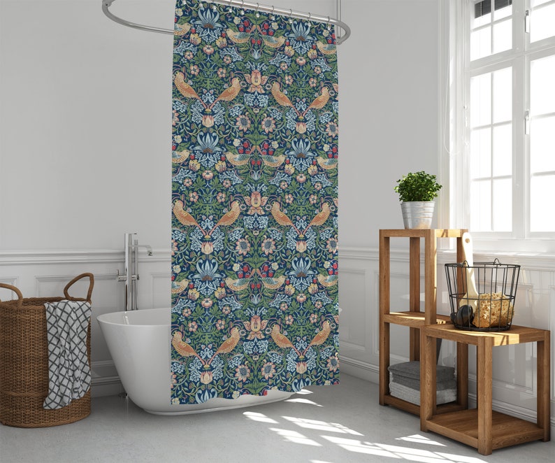 Puede incluir: Una cortina de ducha azul con un patr&oacute;n floral y de p&aacute;jaros. El patr&oacute;n presenta p&aacute;jaros, flores y hojas estilizados en tonos de azul, verde, rojo y amarillo.