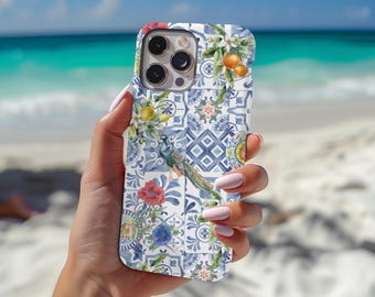 Capa resistente para celular La DOLCE VITA, com estampa de azulejos mediterrâneos, cítricos e flores, em mosaico de cerâmica azul italiana, perfeita para o verão.