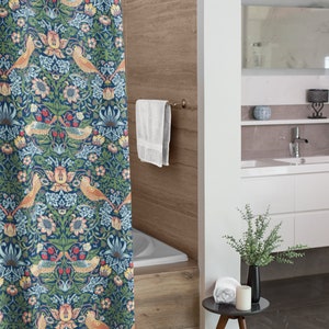 Puede incluir: Una cortina de ducha azul con un patr&oacute;n floral y de p&aacute;jaros. La cortina est&aacute; colgada en un ba&ntilde;o con una ba&ntilde;era blanca y un suelo de madera.