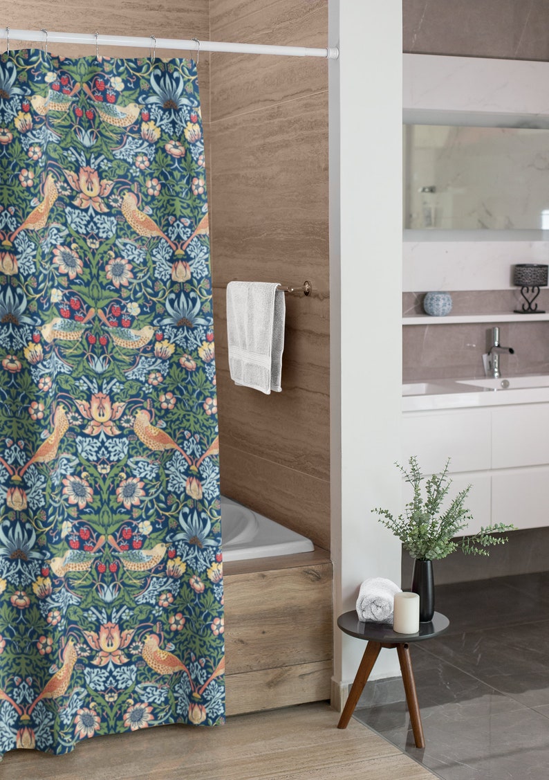 Puede incluir: Una cortina de ducha azul con un patr&oacute;n floral y de p&aacute;jaros. La cortina est&aacute; colgada en un ba&ntilde;o con una ba&ntilde;era blanca y un suelo de madera.