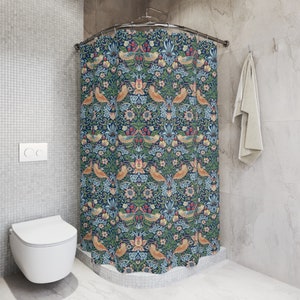 Puede incluir: Una cortina de ducha con un patr&oacute;n floral y de p&aacute;jaros en tonos azules, verdes, amarillos y rojos. El patr&oacute;n recuerda a un dise&ntilde;o vintage.