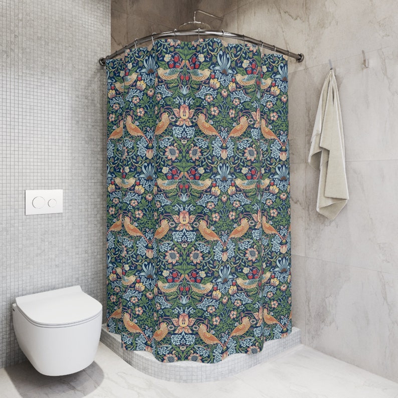 Puede incluir: Una cortina de ducha con un patr&oacute;n floral y de p&aacute;jaros en tonos azules, verdes, amarillos y rojos. El patr&oacute;n recuerda a un dise&ntilde;o vintage.