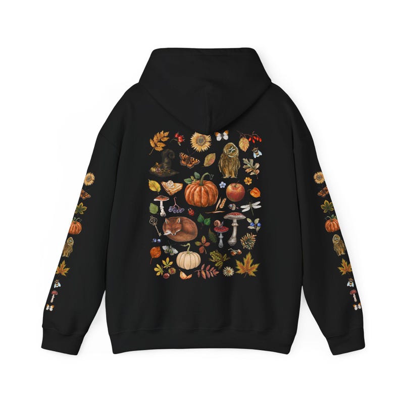 Sudadera con capucha COZY AUTUMN con estampado en la parte delantera y trasera de las mangas, sudadera de otoño COTTAGECORE con calabaza, hojas de otoño, búho, zorro, setas y bayas Black