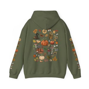Sudadera con capucha COZY AUTUMN con estampado en la parte delantera y trasera de las mangas, sudadera de otoño COTTAGECORE con calabaza, hojas de otoño, búho, zorro, setas y bayas Military Green