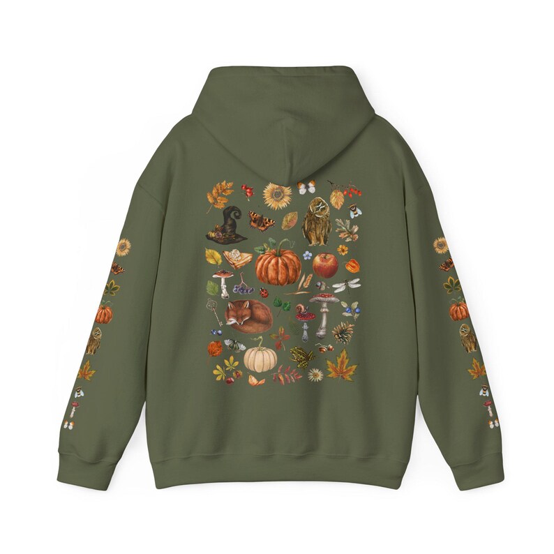 Sudadera con capucha COZY AUTUMN con estampado en la parte delantera y trasera de las mangas, sudadera de otoño COTTAGECORE con calabaza, hojas de otoño, búho, zorro, setas y bayas Military Green